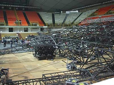 Crolla il palco in allestimento del concerto di Laura Pausini a Reggio Calabri: muore operaio