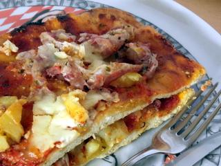 La pizza pancetta,  patate e la rivista.....