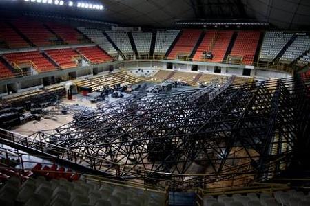 palco pausini 3 Pausini, crolla il palco, un morto | FOTO PALCO