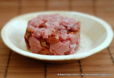 La carne cruda: tartare di vitello con pomodori ciliegini semi secchi e ananas