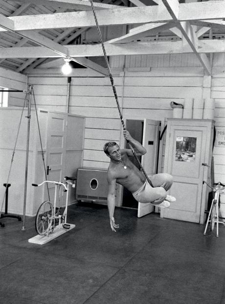 http://lalettredelaphotographie.com/system/photos/15949/med_1-steve-mcqueen-swinging-from-rope-at-gym-jpg.jpg