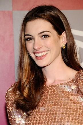 Anne Hathaway: l'attrice ha ammesso di aver avuto un'adolescenza turbolenta come quella della Lohan