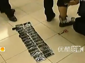 uomo tenta rubare degli iPhone