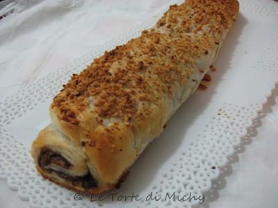 Rotolo di pasta sfoglia alla nutella e nocciole