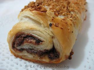 Rotolo di pasta sfoglia alla nutella e nocciole