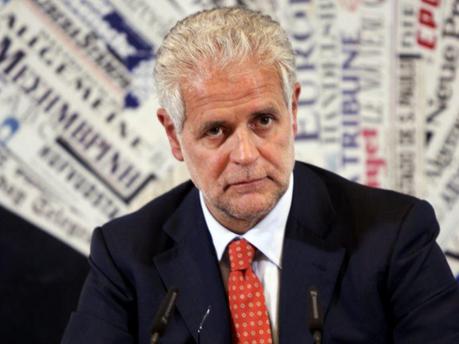 Il Pd chiede le dimissioni del presidente del consiglio regionale lombardo Boni indagato per corruzione. Il giro di tangenti potrebbe essere finito anche alla Lega