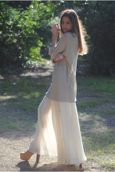 Rome and Long skirt Rome and Long skirt