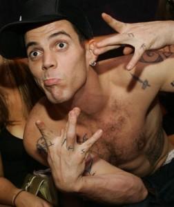 Steve-O, uno stuntman giunto all’impresa peggiore: sopportare la Canalis