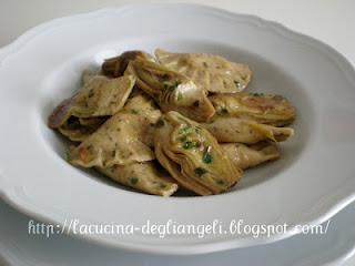 Ravioli di grano saraceno con bra e carciofi