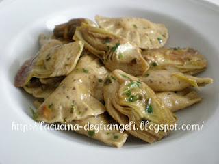 Ravioli di grano saraceno con bra e carciofi