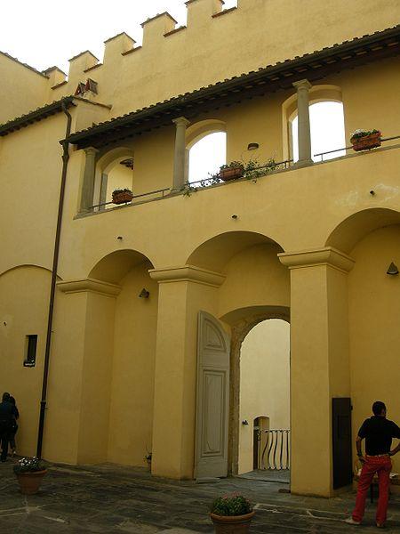 File:Castello di torregalli, primo cortile 04.JPG