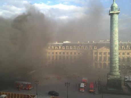 Parigi: grande incendio in un parcheggio sotterraneo in place Vendome. Ci sono le auto dei clienti dell’hotel Ritz. Nube di fumo sulla piazza più celebre della capitale francese