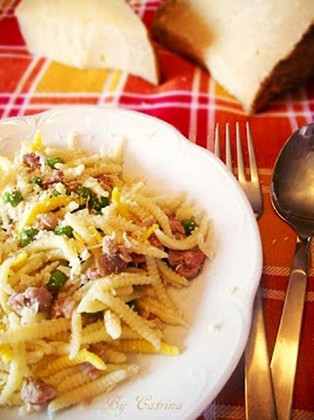 Gnocchetti sardi al ragù veloce di salsiccia e piselli