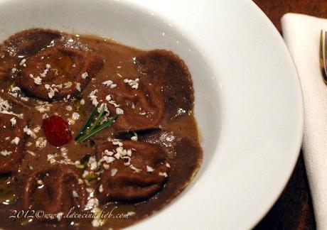 Orata corrige. E se parlo sollevo un vespasiano! Ravioli di grano saraceno e cacao con melanzane e gamberoni in crema di ceci neri e zafferano.