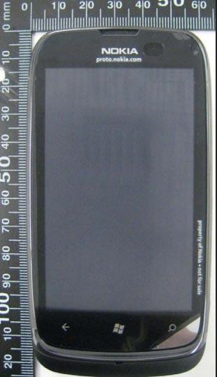 Manuale / User Manual Nokia Lumia 610 e Foto smartphone smontato