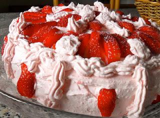 MOUSSE DI FRAGOLE IN  TORTA DI COMPLEANNO