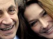 Video Sarkozy ironizza sulla politica Berlusconi. sorriso dice tutto.