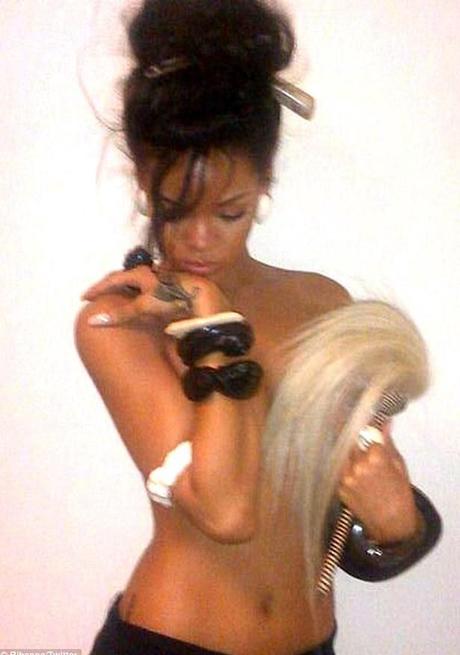 Rihanna in topless su Twitter: Ecco perché