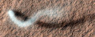 Marte, Amazonis Planitia - dust devil di primavera