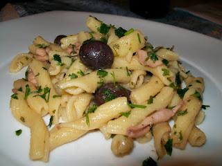 Pasta totani patate e olive di gaeta