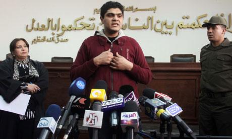 Dr Ahmed Adel si rivolge ai media dopo essere stato assolto dall'accusa