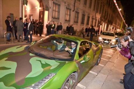 Lapo si ferma in autostrada con la sua Ferrari Mimetica!