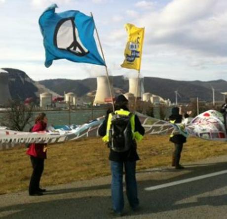 nucleaire Catena umana di 235 km contro il nucleare