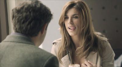 Elisabetta Canalis in uno spot per materassi (inseguita dai paparazzi)