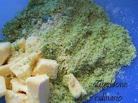 Crumble di kiwi con mandorle e zucchine