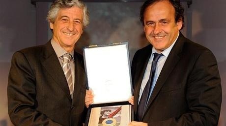 Gianni Rivera riceve il premio UEFA da Platini