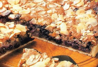 Mouse al caramello con salsa di pere.