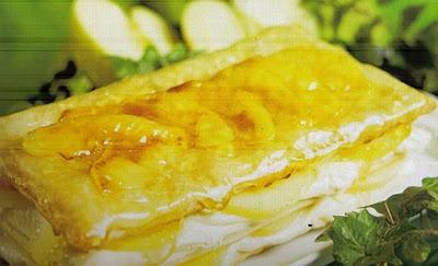 Mouse al caramello con salsa di pere.