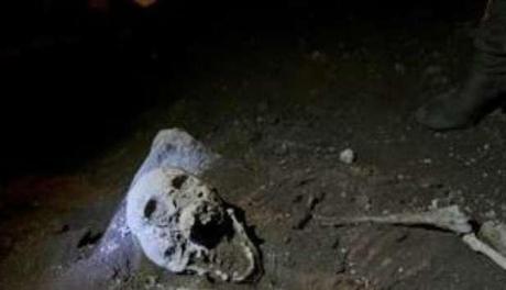 Una necropoli a Roma Scoperte anfore, tombe e scheletri quasi intatti