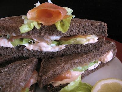 LE SUE MANI - TRAMEZZINI AI CEREALI CON SALMONE E SALSA COCKTAIL AI GAMBERETTI