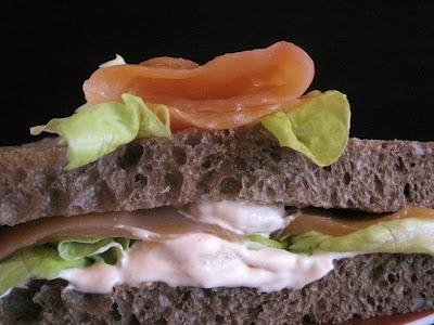 LE SUE MANI - TRAMEZZINI AI CEREALI CON SALMONE E SALSA COCKTAIL AI GAMBERETTI