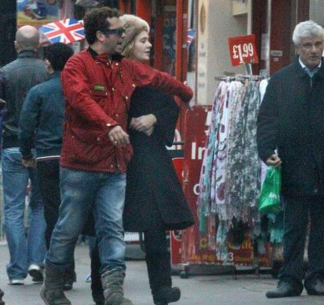 Adele a Londra esce per lo shopping con un outfit da galera…