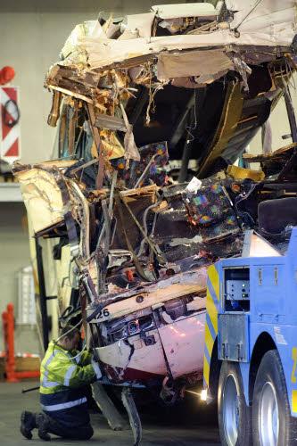 Morti 22 bambini belgi in uno spaventoso incidente autostradale in Svizzera, nel cantone del Vallese. Pullman si schianta contro il muro di un tunnel