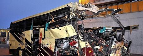 Morti 22 bambini belgi in uno spaventoso incidente autostradale in Svizzera, nel cantone del Vallese. Pullman si schianta contro il muro di un tunnel