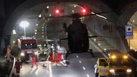 Morti 22 bambini belgi in uno spaventoso incidente autostradale in Svizzera, nel cantone del Vallese. Pullman si schianta contro il muro di un tunnel