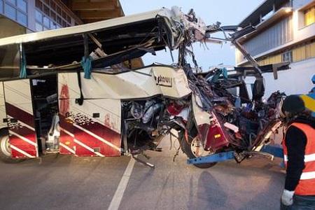 bus belga schiantato 14 marzo 2012 Svizzera, bus si è schiantato in tunnel | FOTO