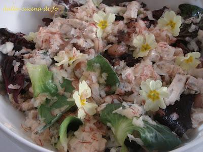 Insalata di cicorie con fiori e frutta