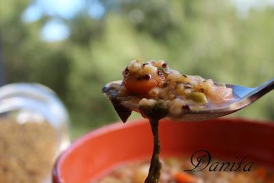 Minestra di bulgur e quinoa in coccio