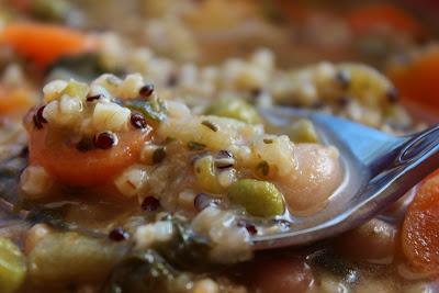 Minestra di bulgur e quinoa in coccio