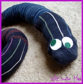 Riciclo creativo: Il serpente paraspifferi Riciclo creativo: Il serpente paraspifferi