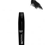 Ciglia allungate con Deep Black Extension Mascara. Carbon Black texture multipigmentata, dall’effetto extension. L’innovativo applicatore con scovolo in puro silicone permette ripetute applicazioni, fino al raggiungimento dell’intensità desiderata.