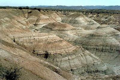 Ischigualasto il luogo ove tramonta la luna, formazione geologica appartenente all'epoca del Triassico.