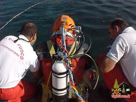 Il giallo dell’uomo ucciso e gettato nel lago di Paola a Sabaudia: nessun documento, nessun nome. Diffuse le foto dei suoi vestiti: qualcuno li riconosce?