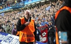 2 FOTO-BANDIERA DELLA ROMA ALLO STAMFORD BRIDGE TIFOSO BUTTATO FUORI!