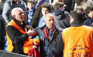 2 FOTO-BANDIERA DELLA ROMA ALLO STAMFORD BRIDGE TIFOSO BUTTATO FUORI!