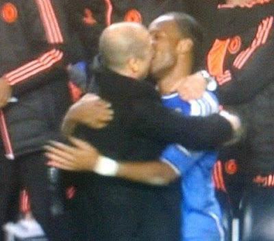 La foto del bacio tra Drogba e Di Matteo